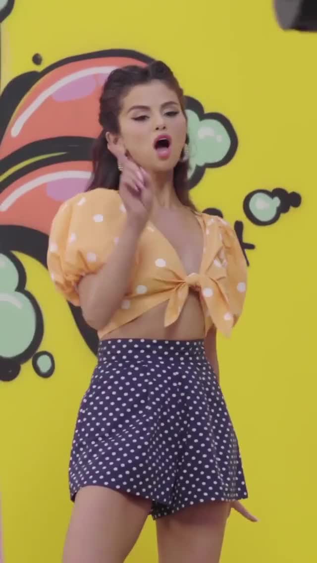 Selena Gomez - Ice Cream Behind The Scenes