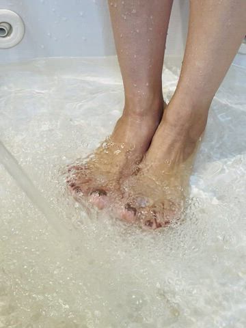 barefootmilf foot fetish foot worship latina toes wet and messy gif