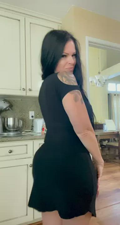 Black dresses can be deceiving… wanna smash.