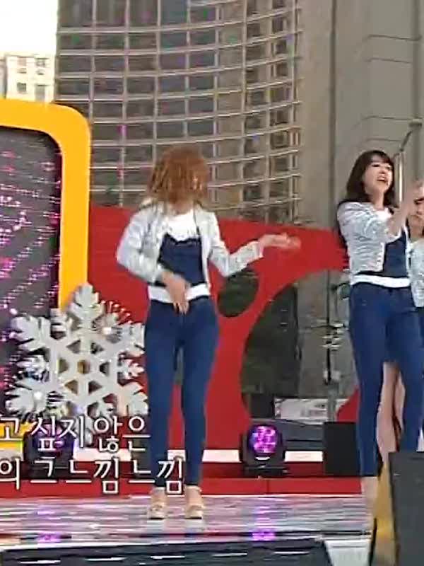 sojin rubbing her boobs