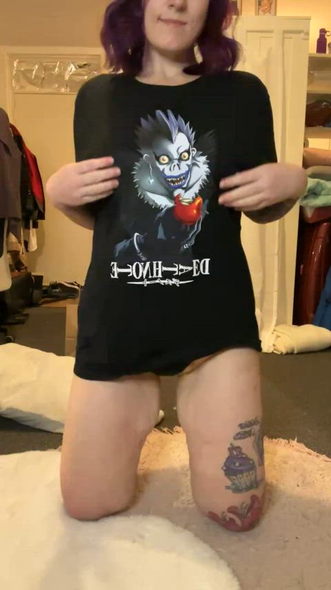 Do you think this nerd Aussie girls fupa and fat ass deserve to be worshipped? 🙈
