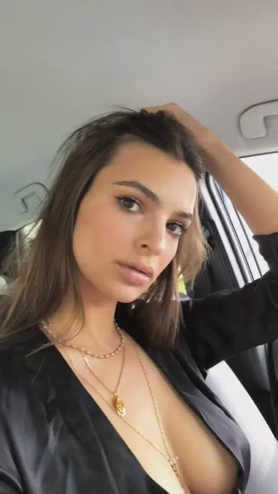 Emily Ratajkowski gif