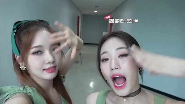 Jisun blows a kiss (ft. Jiwon's expression)