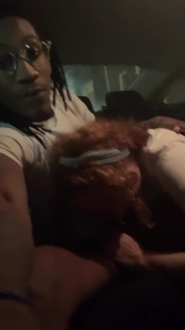 [Pornwtube.com] Black dude banging a chubby white girl in the car in the night