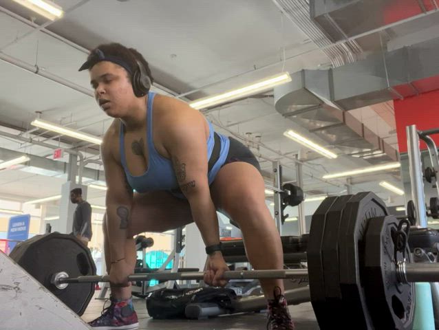 Deadlifts without a bra >>>