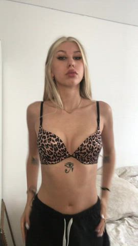 Does my animal print bra matches my thong? 🙈