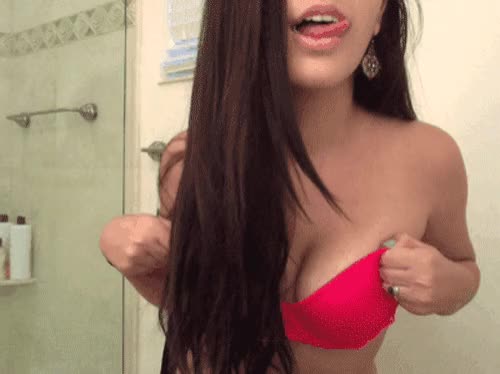 Bouncing Boobs !
