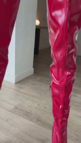 My heels want to destroy you 👄 Stop resisting it