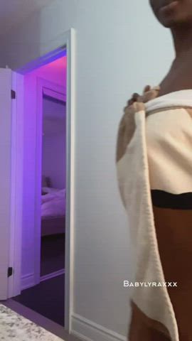 Ever seen big boobs bounce from behind 🤤