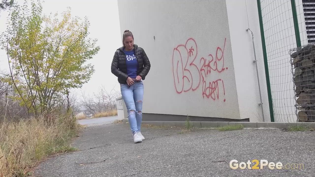 Naomi Bennet pulls down her denims to relieve her piss desperation outdoors