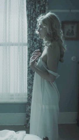 Rosamund Pike in WOMEN IN LOVE (2011)