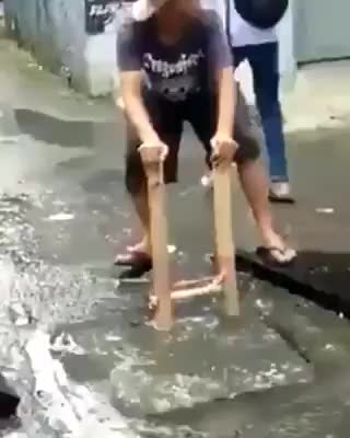 AQUAMAN RESOLVENDO UM CASO DE BUEIRO ENTUPIDO