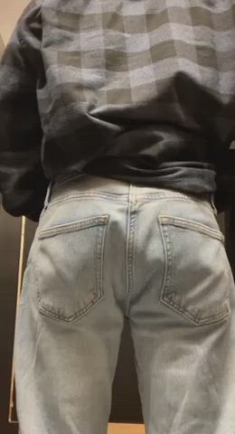 felt naughty today and decided to wear a buttplug to class