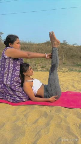 Yeh kiski maa uski behen ko tyaar kar rahi hai