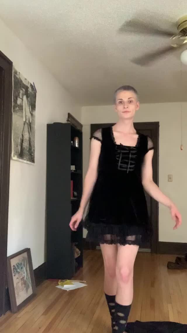 Goth tgirl ???