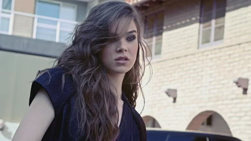 hailee steinfeld sexy sexy voice gif