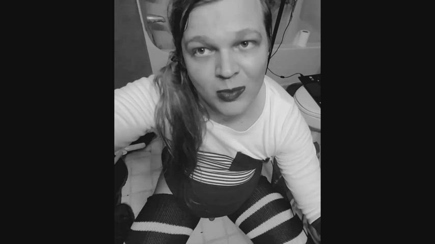 Pretty goth chick asks nicely to suck your cock <3