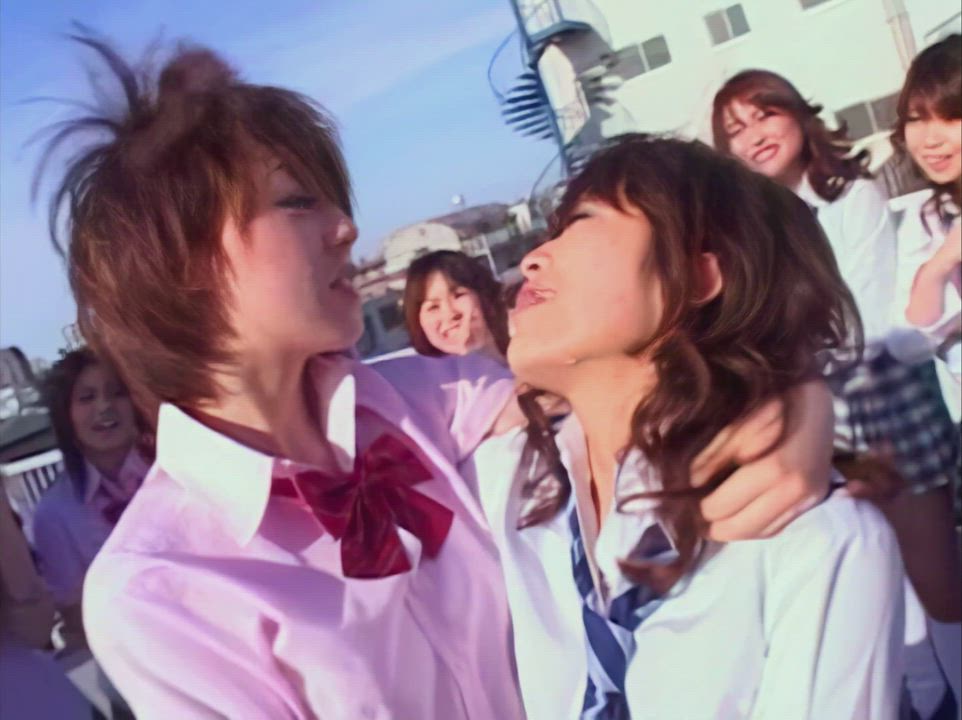[DVDPS-881] Group of students hold kissing match on roof