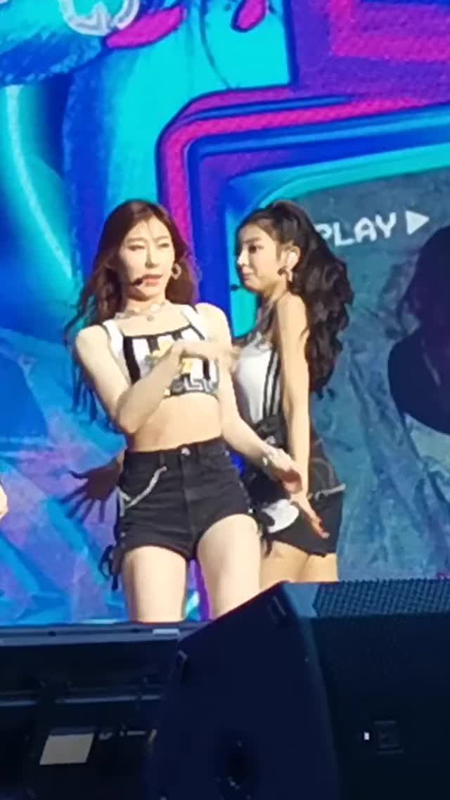 ITZY - Chaeryeong 191221 11