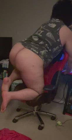 come breed me on thjs wobbly chair <3