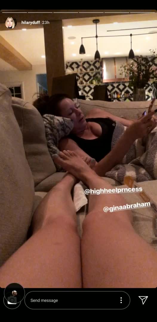 (121921) Hilary Duff's Perfect Feets