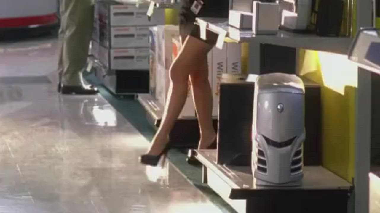 Olivia Munn's long sexy legs