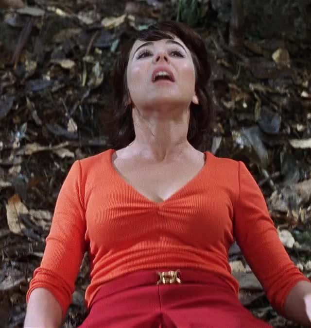Linda Cardellini - Scooby-Doo (2003) - 14.webm (1)