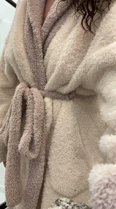 A little post shower show for you ?