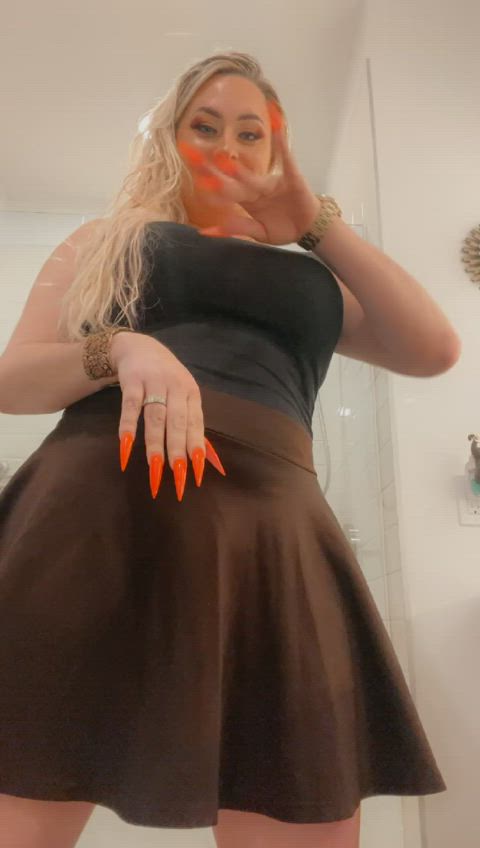 Mommy's wearing no panties! Just got for you!