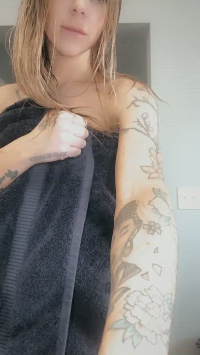 Mommy fresh out of the shower ??