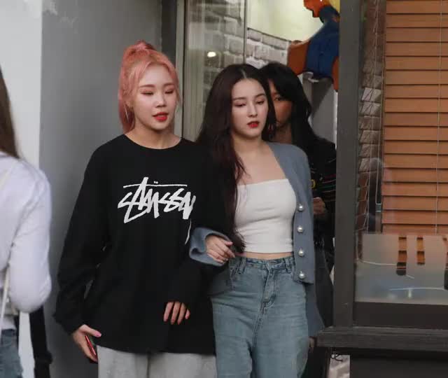 [MOMOLAND] Nancy 191019 Walking Main