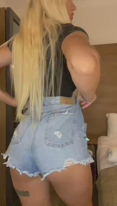 Heyy I am Mia and I am new on OnlyFans, I want everybody is able to afford the subscription,