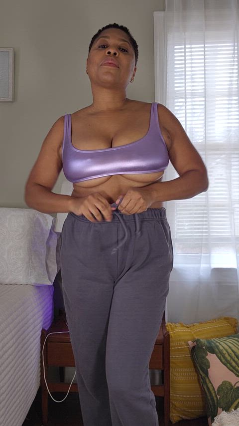 clothed milf onlyfans underboob onlyfans-creators gif