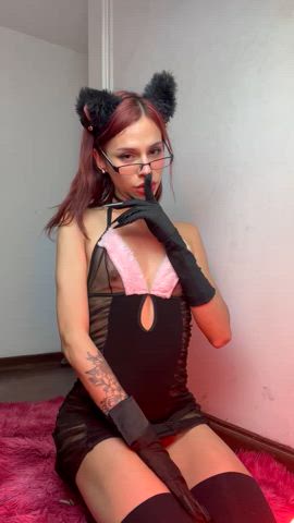 would u let this kitty sit on your lap? 👅