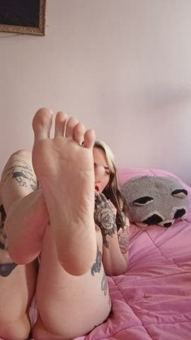 Time to worship my feet wrinkles with your tongue 🥵👣🤤