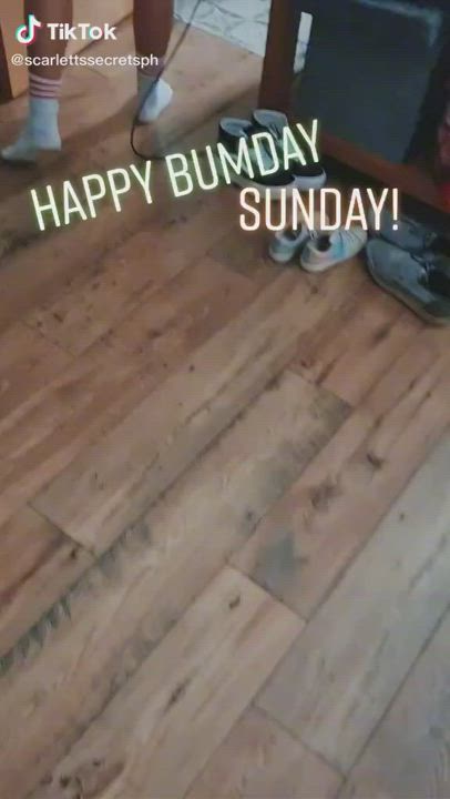 TikTok girl shows ass