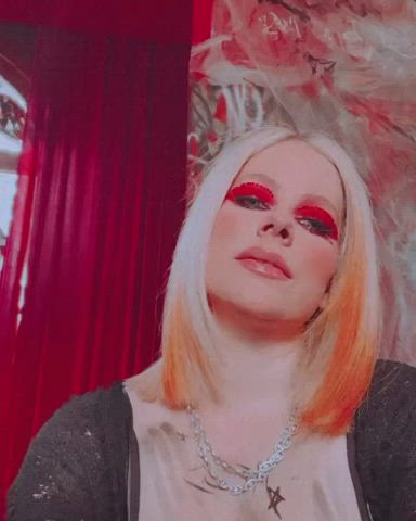 avril lavigne cleavage natural tits gif