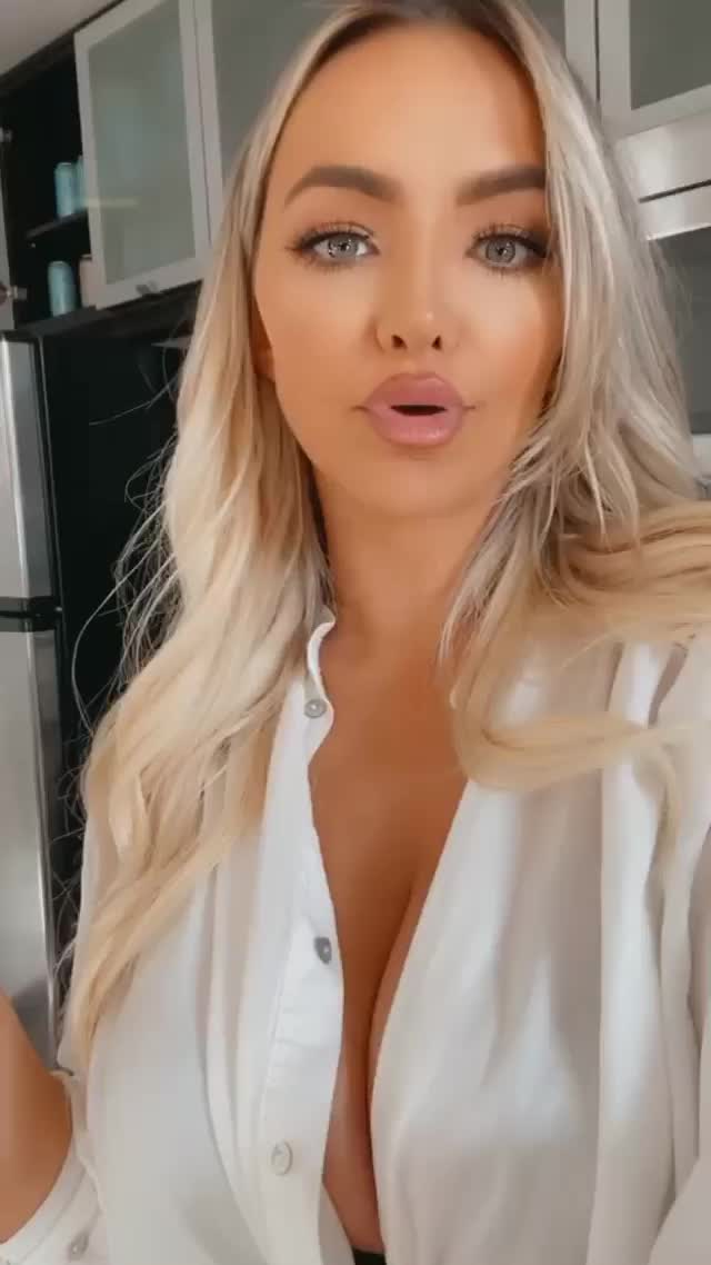 Lindsey Pelas