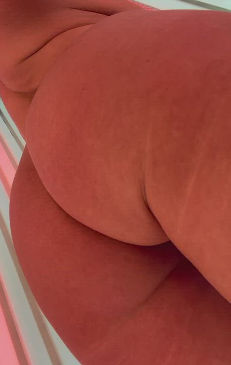 MILF Tanning after a hard workout [40]