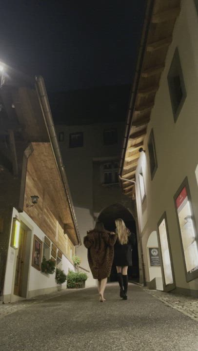 Flashing Girls Public gif