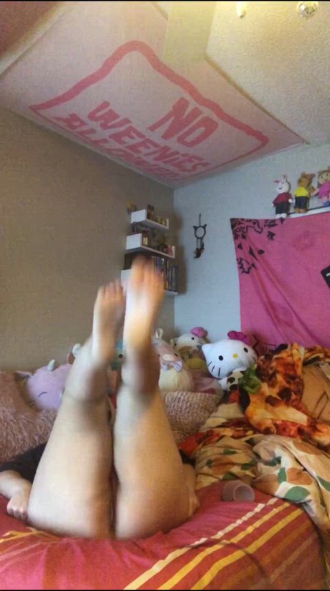 I have the prettiest feet, drop a 😍 if you agree with me