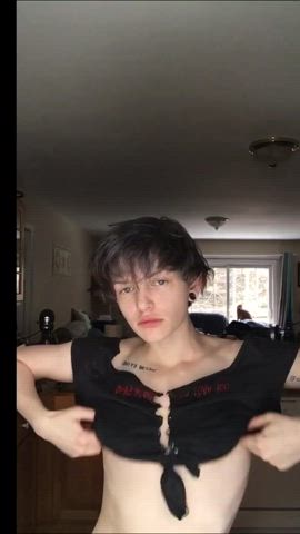 (19, FTM) happy Boy Titty tuesday yall<3 would you cum on my chest?
