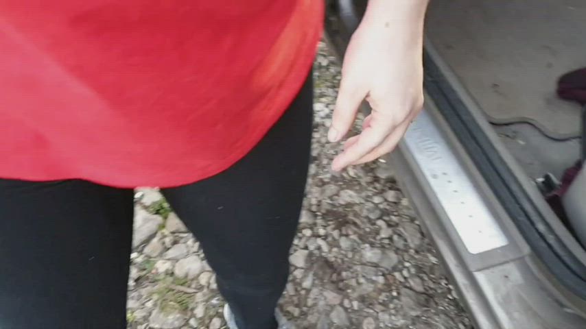 Making my peed Leggings even more wet in public 😍