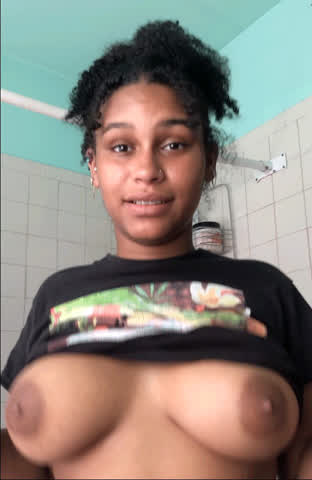 cute lil titty shake <3