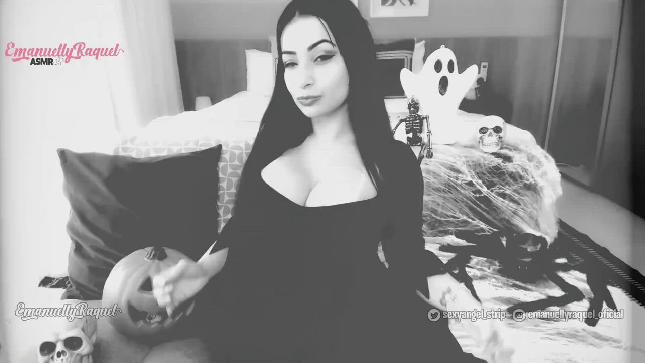O melhor Halloween com a Morticia Addams. A mais tesuda e gostosa que você já viu