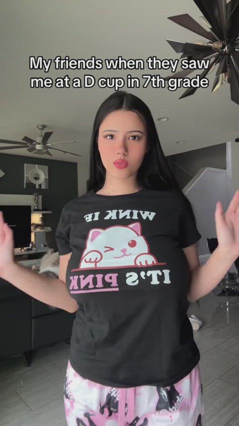 busty cleavage huge tits curvy-chicks gif