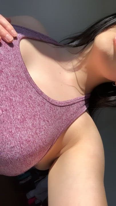 Do you like my sports bra titty drop?? ?