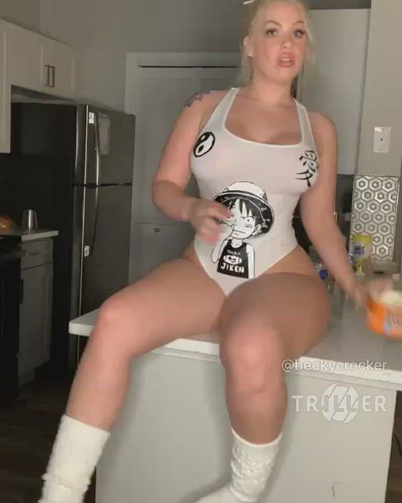Huge titties? and huge booty ,love it mmmmmm