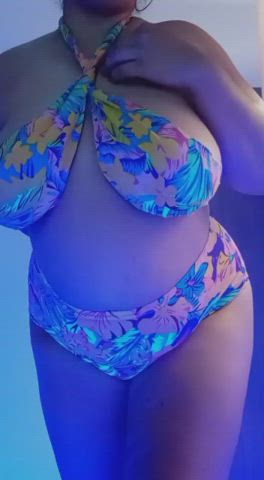 amateur big nipples big tits colombian model public webcam gif