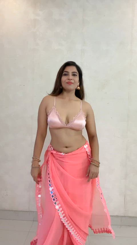 Tanya Chaudhari jiggling navel